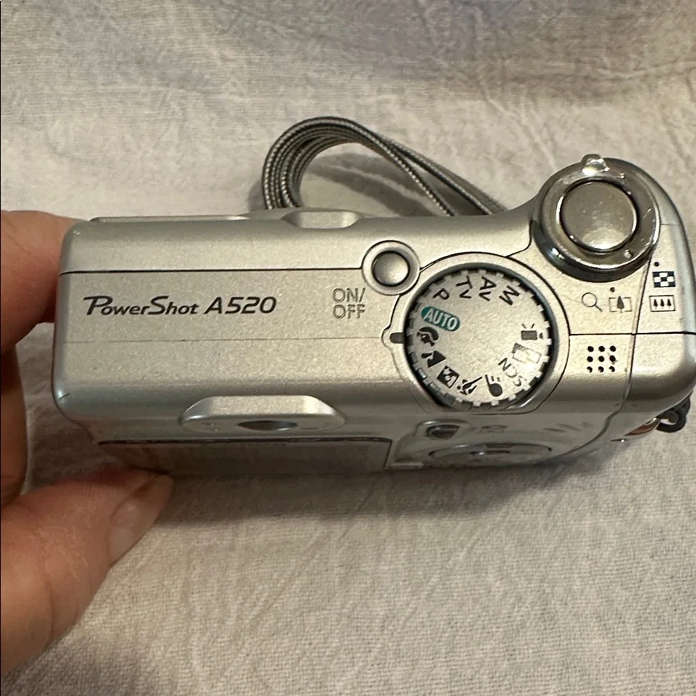 Canon PowerShot A520 Digital Camera 4.0 MP Silver PARTS ONLY ISSUE WITH SHUTTER
